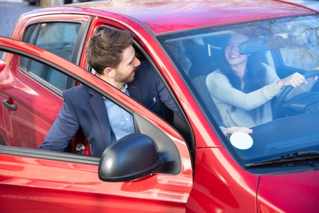 Pour que le covoiturage fonctionne, il faut un gain économique pour le conducteur et ses passagers, mais aussi un gain en temps. (Photo: Shutterstock)