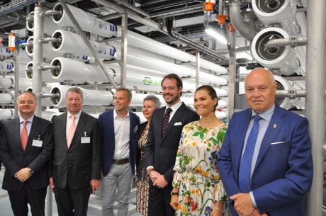 Le CEO d’Apateq Bogdan Serban et le président du conseil d’administration Robert Dennewald, le project manager de la municipalité de Mörbylånga Peter Asteberg, l’ambassadeur du Luxembourg au Danemark, en Suède, en Finlande et en Norvège Janine Finck, le Prince Félix de Luxembourg, la Princesse royale de Suède Victoria et le gouverneur du Kalmar Thomas Carlzon, lors de l’inauguration de l’installation suédoise. (Photo: Apateq)