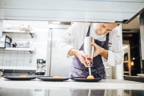 Pari: 11 ans après avoir ouvert sa propre adresse, Cyril Molard savoure la fidélité de ses clients, sans se reposer sur ses acquis. ((Photo: Edouard Olszewski))