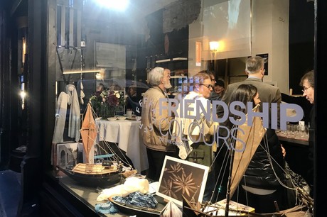 La boutique éphémère Friendship propose des tissus éthiques, des photographies et de maquettes. (Photo: Maison Moderne)