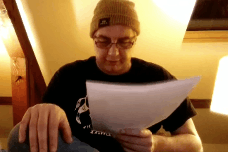 En ce mercredi 25 mars, l’auteur Francis Krips lit ses textes depuis chez lui, coiffé d’un bonnet et arborant un T-shirt avec un gros sanglier des Ardennes. (Photo: Capture d’écran/Facebook)