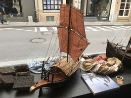 En plus des foulards, des répliques de bateaux peuvent être achetées. ((Photo: Paperjam))
