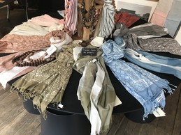 Plusieurs modèles de foulards sont proposés à la vente. ((Photo: Paperjam))