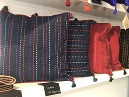 Les tissus sont aussi travaillés sous forme de coussins ((Photo: Paperjam))
