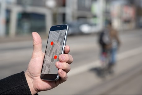 Comment éviter qu'une personne infectée n'infecte à son tour trois autres personnes? Par sa géolocalisation, ce que ne permet pas le RGPD. Alors les initiatives se multiplient pour le contourner. (Photo: Shutterstock)