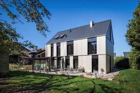 À l’arrière, la maison est complétée par une véranda et une terrasse. ((Photo: Steve Troes))