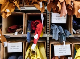 Archives: tous les projets sont archivés dans l’atelier, avec un échantillon des cuirs utilisés pour réaliser les commandes. ((Photo: Eric Chenal))