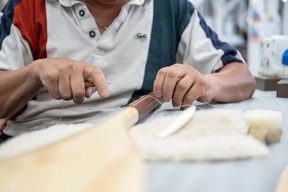 Canoë: les commandes sur mesure poussent la trentaine de collaborateurs à aller au-delà de leurs habitudes, comme pour la réalisation de ce canoë entièrement ficelé et chevillé. ((Photo: Eric Chenal))