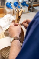 L’art de la main: pour réaliser ce petit panier de pêche, les artisans mettent en œuvre des techniques traditionnelles telles que le point sellier. ((Photo: Eric Chenal))