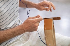 L’art de la main: pour réaliser ce petit panier de pêche, les artisans mettent en œuvre des techniques traditionnelles telles que le point sellier. ((Photo: Eric Chenal))