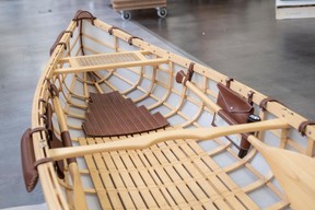 Canoë: les commandes sur mesure poussent la trentaine de collaborateurs à aller au-delà de leurs habitudes, comme pour la réalisation de ce canoë entièrement ficelé et chevillé. ((Photo: Eric Chenal))