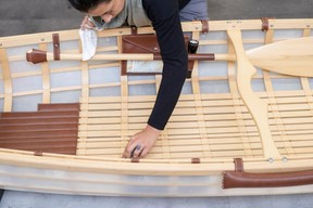 Canoë: les commandes sur mesure poussent la trentaine de collaborateurs à aller au-delà de leurs habitudes, comme pour la réalisation de ce canoë entièrement ficelé et chevillé. ((Photo: Eric Chenal))
