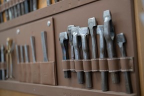 Archives: tous les projets sont archivés dans l’atelier, avec un échantillon des cuirs utilisés pour réaliser les commandes. ((Photo: Eric Chenal))