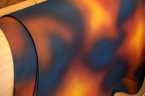 Cuir d’exception: Hermès réalise des cuirs à la demande de ses clients, comme celui-ci, peint à la main, dont le rendu unique crée un effet d’optique. ((Photo: Eric Chenal))