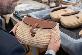 L’art de la main: pour réaliser ce petit panier de pêche, les artisans mettent en œuvre des techniques traditionnelles telles que le point sellier. ((Photo: Eric Chenal))