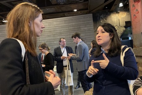 Le téléphone de Hinde Boulbayem n’arrête pas de sonner. La CEO de Sumy (à droite, en compagnie de la conseillère de la ministre Bérangère Beffort) a une start-up de logistique à impact environnemental positif. Le coronavirus est une opportunité. (Photo: Shutterstock)