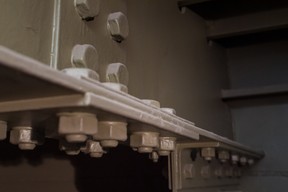 Des milliers de boulons assurent le maintien des différentes pièces. ((Photo: Nader Ghavami))