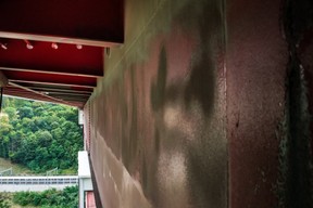 Le Pont Rouge n’est rouge qu’à l’extérieur. ((Photo: Nader Ghavami))