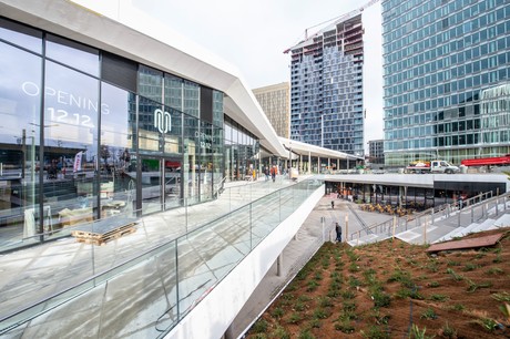 17 des 22 commerces seront accessibles ce jeudi – Delhaize et le restaurant Lounge Act One ont d’ailleurs déjà ouvert – «et les cinq autres seront terminés en début d’année prochaine», ajoute Olivier Bastin, CEO d’Immobel Luxembourg, promoteur du projet. (Photo: Anthony Dehez)
