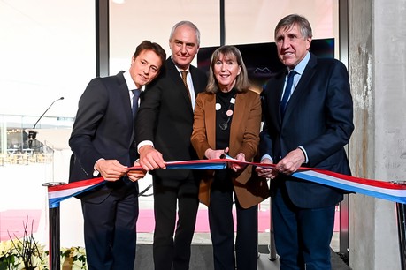 Olivier Bastin, CEO d’Immobel Luxembourg, Jochen Schenk, CEO de Real I.S. Group, Lydie Polfer, bourgmestre de Luxembourg-ville, et François Bausch, ministre de tutelle du Fonds Kirchberg, ont procédé au symbolique coupage de ruban ce jeudi lors de l’inauguration d’Infinity Shopping. (Photo: Infinity)