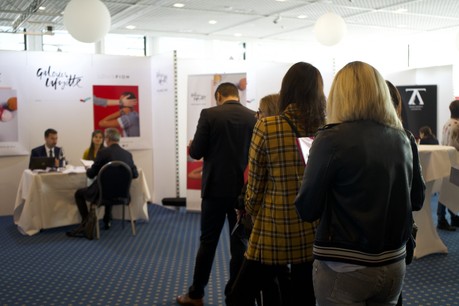 Dans la salle réservée de l’Alvisse Parc Hotel, des dizaines de personnes patientent au sein de nombreuses files, attendant de rencontrer les chargés de recrutement, un CV ou un dossier à la main. (Photo: Pauline Hy/Maison moderne)
