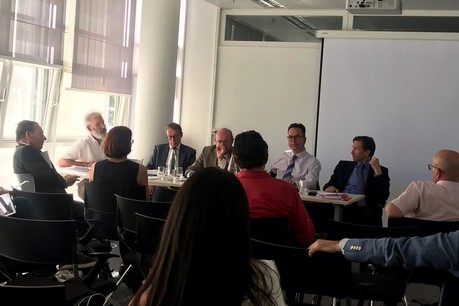Francis Delaporte, président de la Cour administrative, Philippe-Emmanuel Partsch, avocat et associé chez Arendt & Medernach, François Biltgen, juge à la Cour de justice de l’UE, Herwig Hofmann, professeur de droit européen à l’Uni et Ulrich Forsthoff, référendaire du juge Barna Berke au Tribunal de l’UE, ont évoqué vendredi les défis que pose la surveillance prudentielle du secteur financier aux juges. (Photo: OLDE)