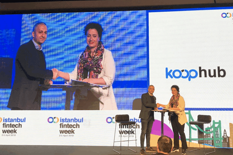 À l’occasion de la semaine des fintech à Istanbul, le responsable des partenariats et des écosystèmes à la Lhoft, Alex Panican, a signé un accord avec la cofondatrice du Koophub, son équivalent turc, Demet Zubeyiroglu. (Photo: Lhoft)