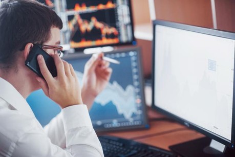 La valeur ajoutée du secteur financier s’est repliée de 2,4% sur un trimestre (-4,1% sur un an), pénalisée par les résultats des fonds d’investissements, mais aussi par la forte hausse des frais généraux de quelques banques de la Place. (Photo: Shutterstock)