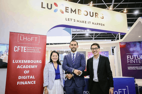 Nasir Zubairi, CEO de la Lhoft (au centre), a signé un partenariat avec les représentants du CFTE, Huy Nguyen Trieu et Tram Anh Nguyen. (Photo: Lhoft)