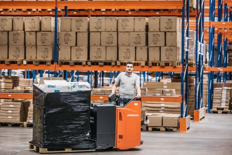 Post Luxembourg continue de livrer ses clients en pleine crise du coronavirus, en respectant une distance de sécurité. (Photo: Edouard Olszewski)