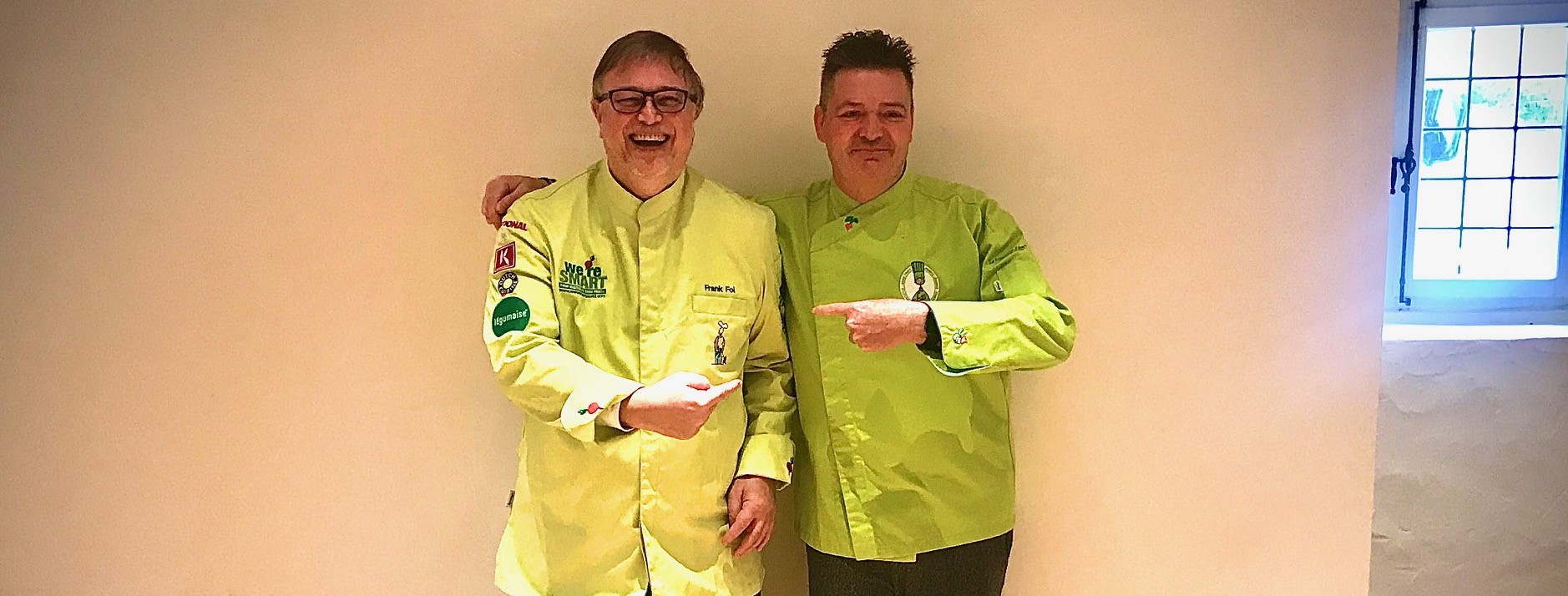 Frank Fol (à gauche) présentait lundi la prochaine cérémonie de remise des prix des meilleurs restaurants végétaux du monde à La Distillerie du chef René Mathieu (à droite). Maison Moderne