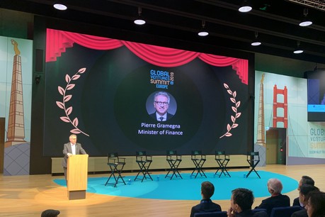 Le ministre des Finances, Pierre Gramegna, a laissé tomber la cravate pour adopter «le style de la Silicon Valley» lors de son discours d’ouverture au Global Ventures Summit, mercredi 20 novembre à la Maison du savoir à Belval. (Photo: Paperjam)