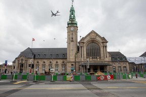 Seul un avion survolant la gare trouble le calme d’un premier week-end de confinement. ((Photo: Matic Zorman))