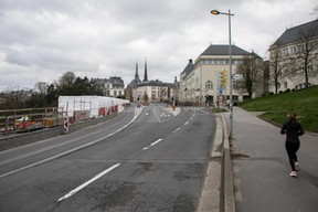 Les joggeurs sont plutôt rares en ce dimanche matin, signe d’un respect des consignes sanitaires nécessaires. ((Photo: Matic Zorman))
