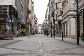 Dans les rues commerçantes de la ville haute, quelques rares passants sont à dénombrer. ((Photo: Matic Zorman))