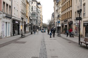 Dans les rues commerçantes de la ville haute, quelques rares passants sont à dénombrer. ((Photo: Matic Zorman))