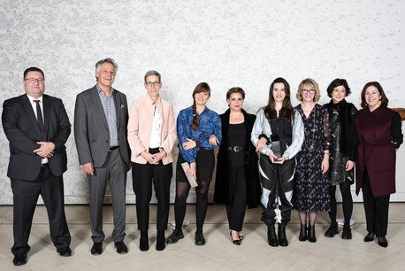 Mary-Audrey Ramirez (à droite de Son Altesse Royale la Grande-Duchesse) et Nora Wagner (à gauche de Son Altesse Royale la Grande-Duchesse) ont été récompensées par le prix Edward Steichen 2019. (Photo: Romain Girtgen/Edward Steichen Award Luxembourg)