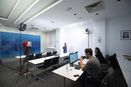 En l’espace de quelques jours, les journalistes se sont approprié la forme «à distance» des conférences de presse. Un seul confrère relaie les questions centralisées lors des apparitions ministérielles, suivies en diffusion sur internet. Les mesures sanitaires accélèrent des pratiques digitales. (Photo: SIP/Julien Warnand/archives Paperjam)