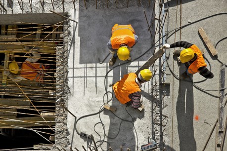 Les personnes travaillant sans autorisation légale, essentiellement dans la restauration et la construction, sont particulièrement vulnérables face aux conséquences économiques des mesures prises pour endiguer l’épidémie de coronavirus. (Photo: Shutterstock)