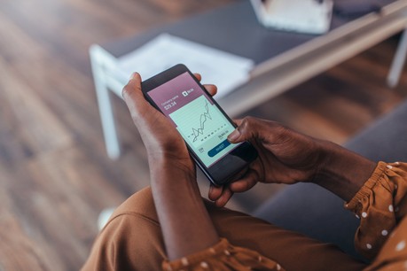 Close up of women’s hands holding smartphone. (Crédit : Lyxor ETF)