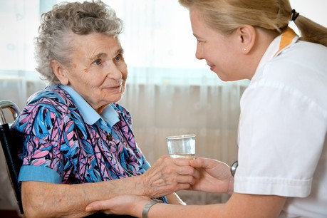 Le vieillissement de la population aura un double impact: d’abord, il faut anticiper les besoins en accueil et en soins des seniors, et ensuite, dans un vivier transfrontalier, il faudra trouver la main-d’œuvre utile. (Photo: Shutterstock)