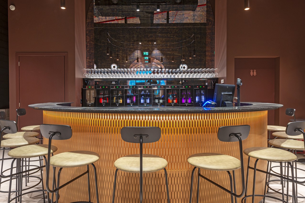 Le Chai bénéficie d’un joli bar à vins qui invite aux dégustations et à l'afterwork . Munhowen
