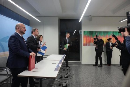 Parmi les 246 pages de l’accord de coalition signé lundi soir entre représentants du DP, du LSAP et de Déi Gréng, 16 sont consacrées aux mesures envisagées pour l’économie. (Photo: Matic Zorman)