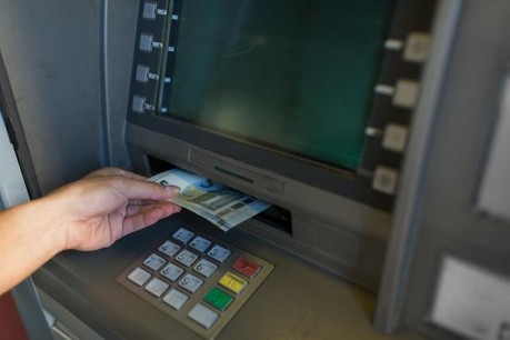 La reconnaissance faciale permet de retirer de l’argent sans avoir à taper son code au préalable. Toutefois, plusieurs mesures de sécurité sont à appliquer. (Photo: Shutterstock)