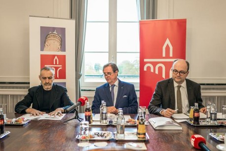 Jean-Marc Dimanche, commissaire d’exposition, Roland Kuhn, président de De Mains de Maîtres, et Tom Wirion, directeur de la Chambre des métiers, ont présenté les nouveautés de la biennale d’artisanat d’art. (Photo : Mike Zenari)
