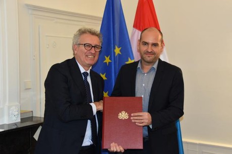 Le ministre des Finances, Pierre Gramegna, octroie l’agrément de PSF de support à Raoul Mulheims, le CEO de Finologee. (Photo: Finologee)