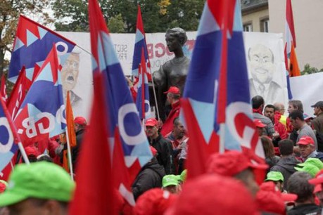 Les salariés arrêtent la production pour protester contre les fermetures d’usines. (Photo : Luc Deflorenne/archives)