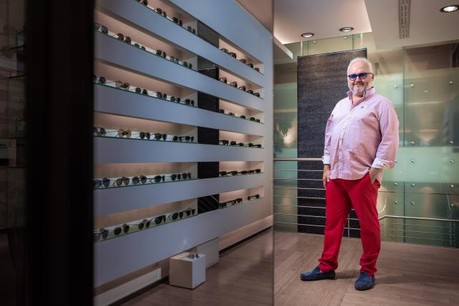Maurice Léonard devant «son» rayon chez un opticien de Luxembourg-ville. (Photo: Edouard Olszewski)