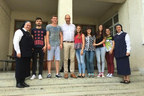 Jos Sales en Roumanie, au milieu des étudiants et des sœurs les encadrant sur place. (Photo: DR)
