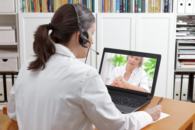 La télémédecine est également une réponse au trop-plein des salles d’attente. (Photo: AdobeStock / agenturfotografin)